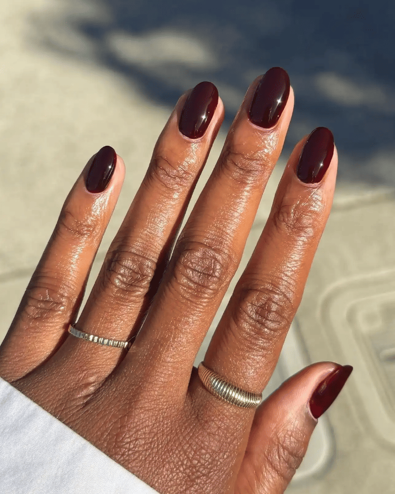 red nails (2).png