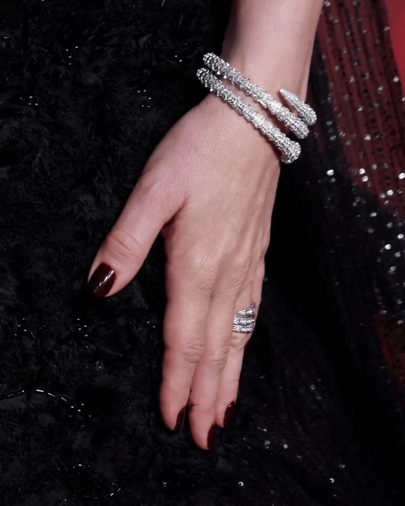 red nails (3).png