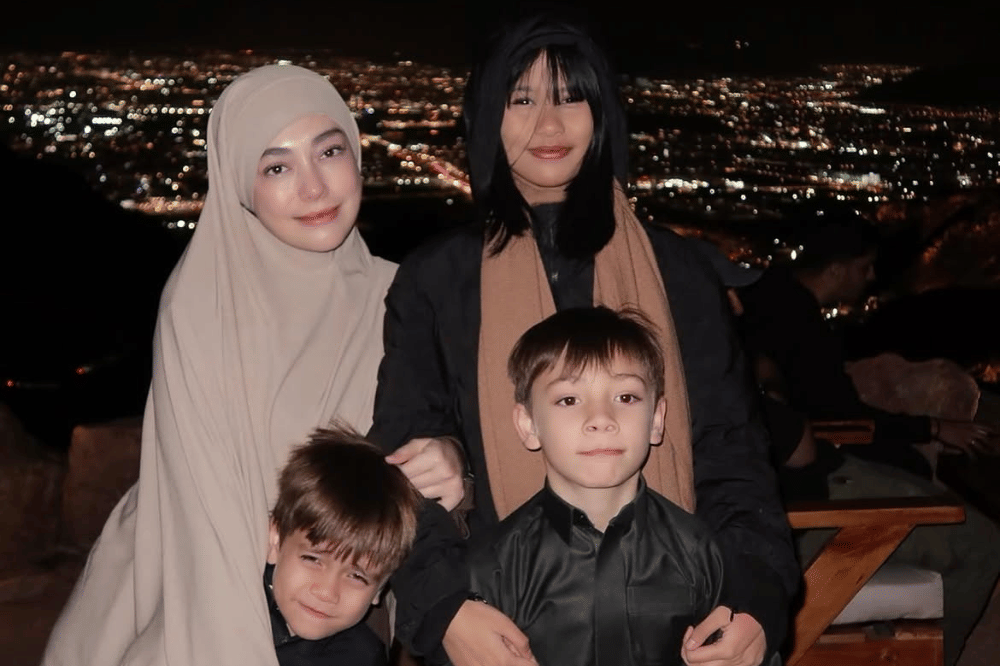 Celine Evangelista Ingin Anak Laki-Lakinya Belajar Agama di Madinah