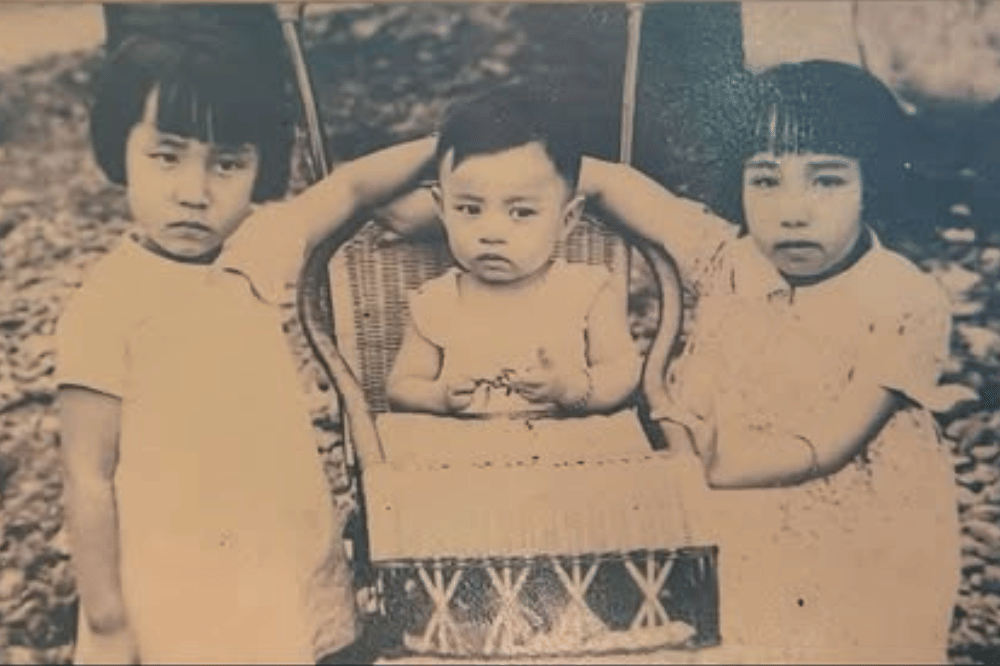 Anak sulung dari tiga bersaudara
