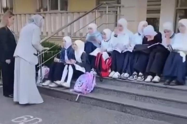 Pemerintah Azerbaijan menerapkan aturan seragam sekolah yang sekuler