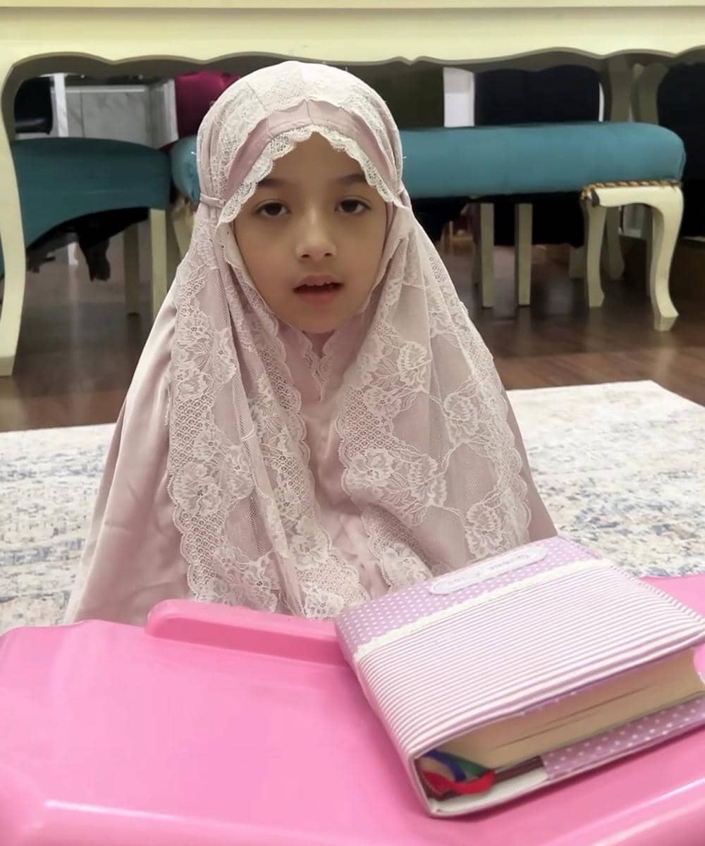 Queen Eijaz Anak Fairuz A. Rafiq Menyelesaikan Hafalan Juz 30