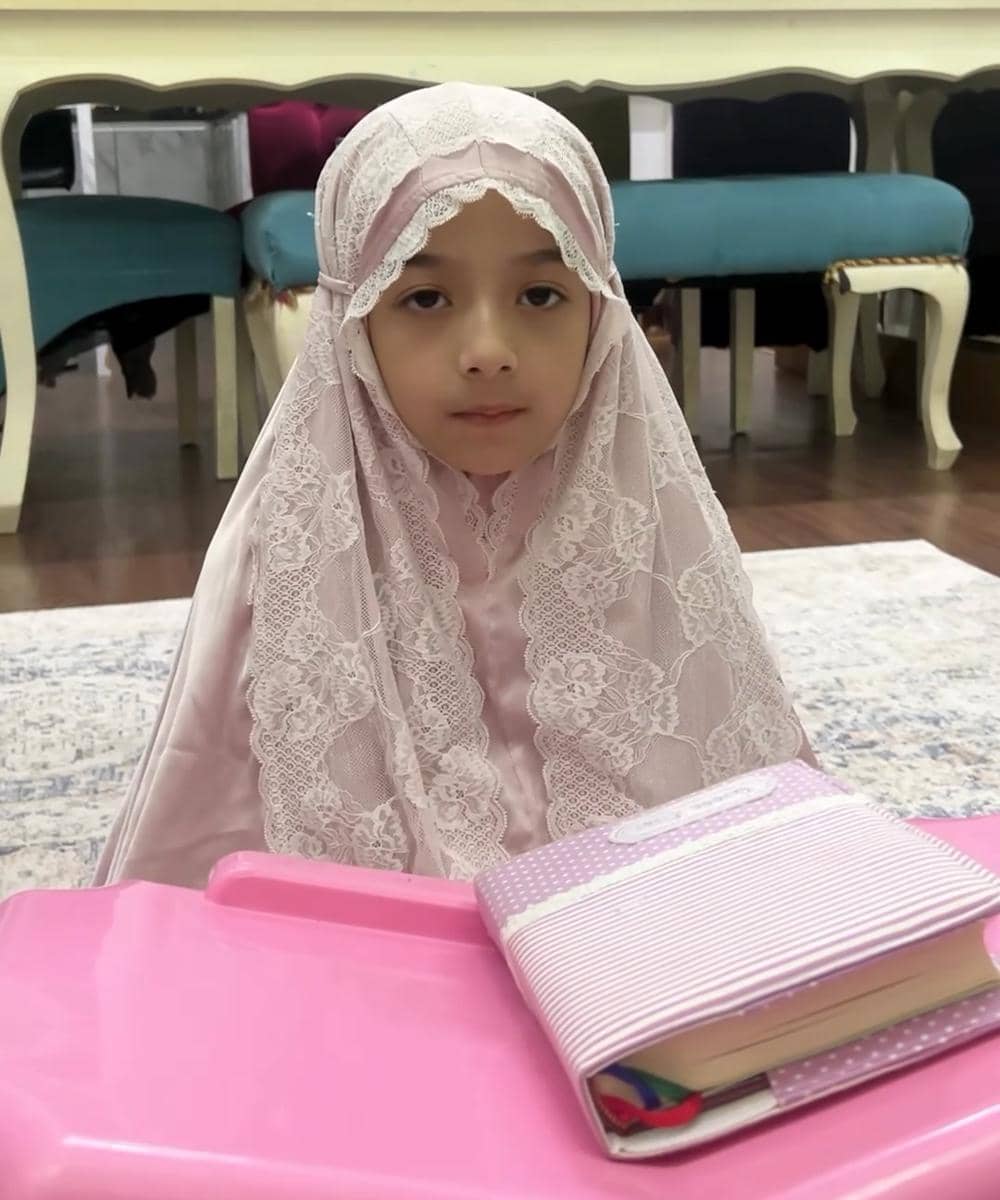 Queen Eijaz Anak Fairuz A. Rafiq Menyelesaikan Hafalan Juz 30