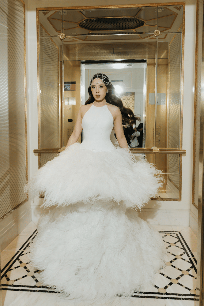 Gaun Pengantin Putih dengan Detail Feather