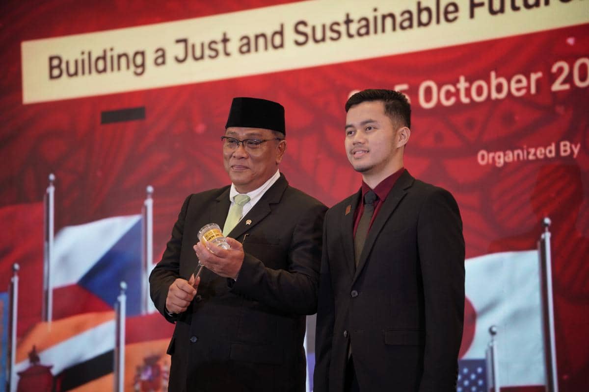 Mohammad Jumhur Hidayat (Menteri Lingkungan Hidup RI) dan Muhammad Fahrizal (President of  International Global Network)