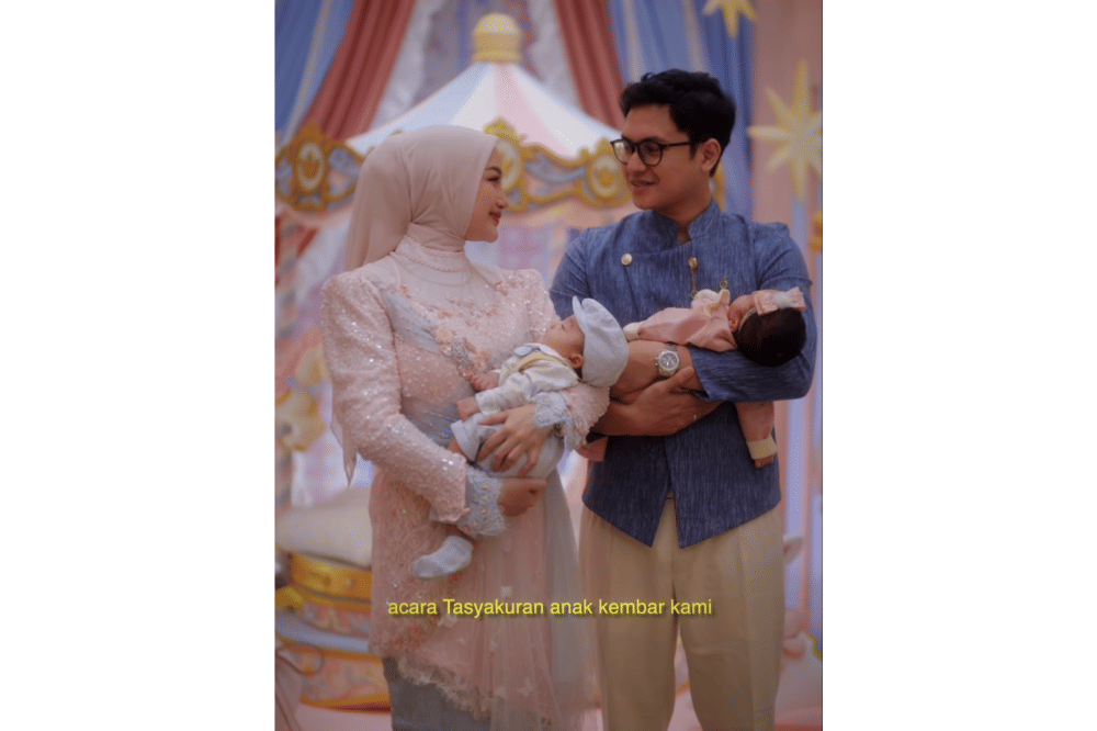 Momen akikah anak kembar Nanda Arsyinta