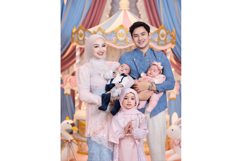 Momen akikah anak kembar Nanda Arsyinta