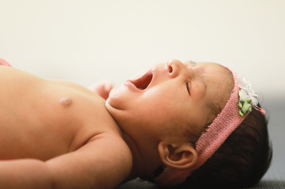 Pertolongan Pertama Bayi Sesak Napas, Mama Harus Tahu!