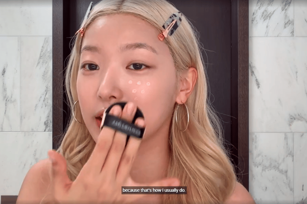 Mengaplikasikan Concealer di Bawah Mata
