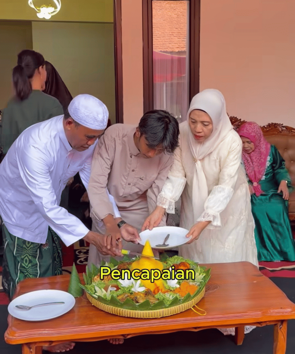 Fajar Sadboy potong tumpeng sebagai bentuk rasa syukur