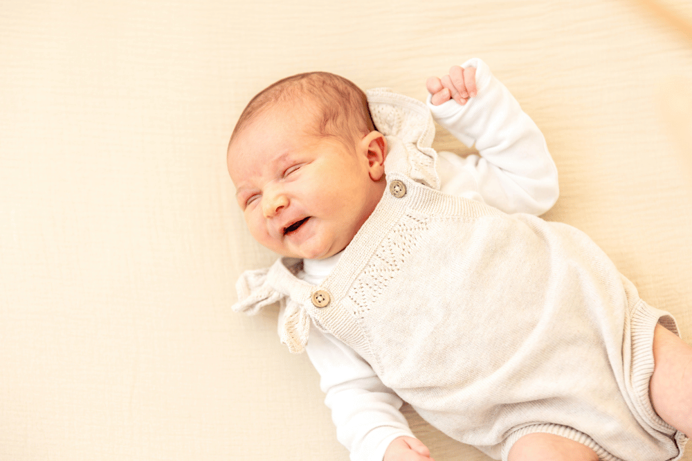 Bayi senyum sendiri, benarkah sedang bermain dengan ari-arinya?