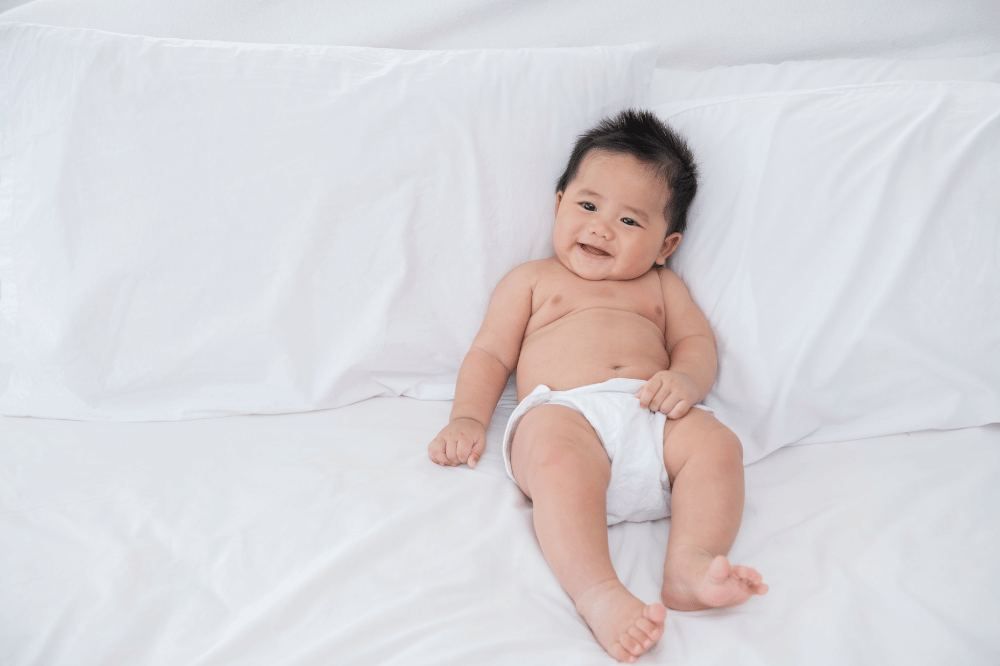 Bayi senyum sendiri, benarkah sedang bermain dengan ari-arinya?