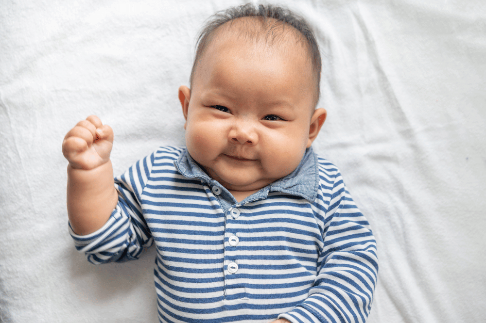Bayi senyum sendiri, benarkah sedang bermain dengan ari-arinya?