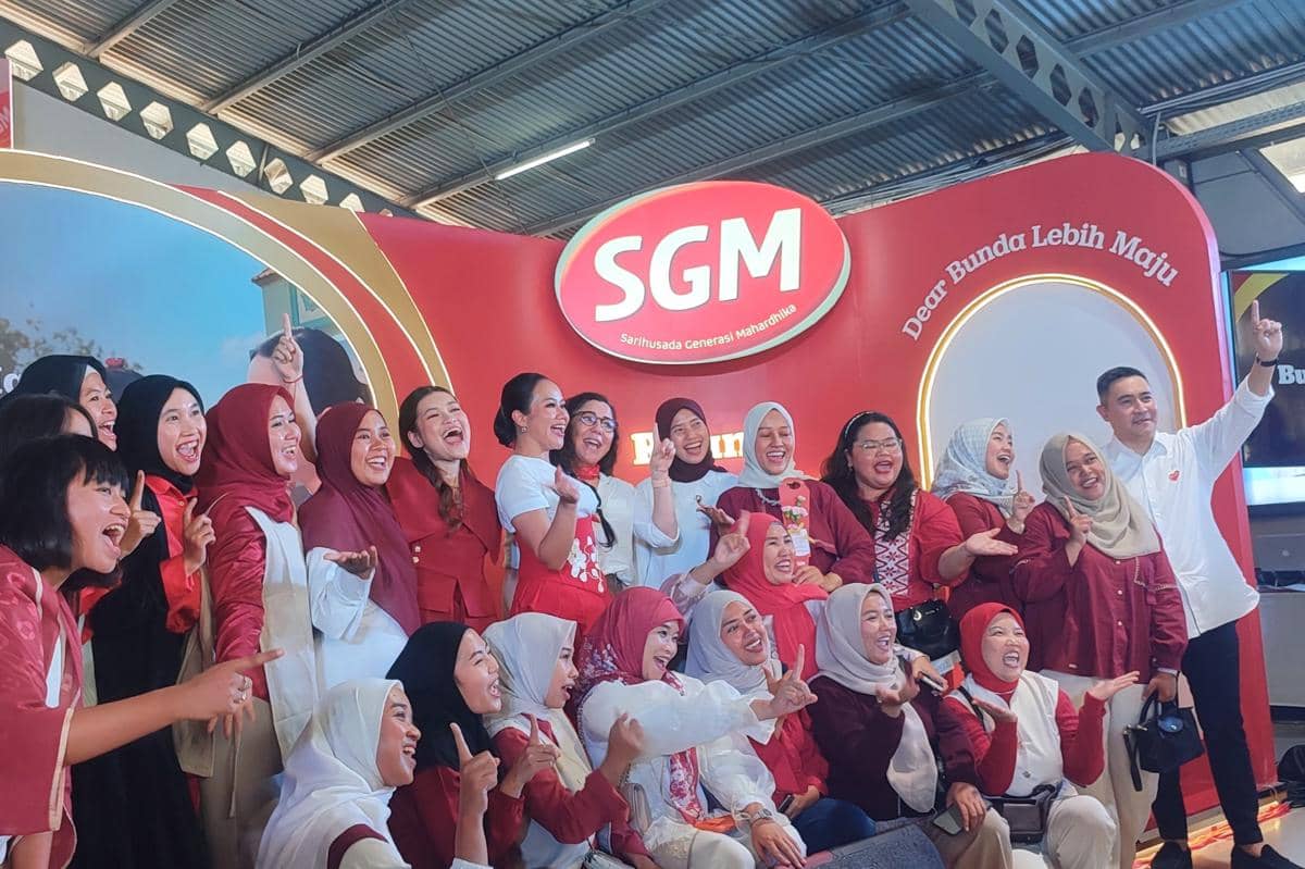 Suasana para Mama berfoto bersama Yura Yunita, Annisa Ardiellaputri, Beril Yagci, dan dr. Ray Wagiu Basrowi