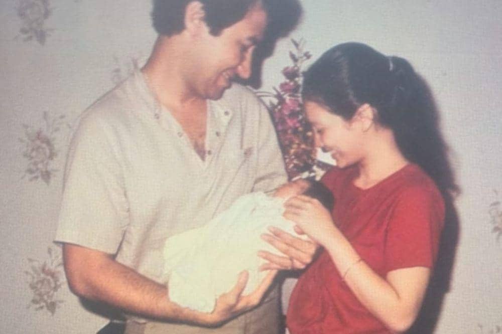 Orangtua Raline Shah adalah Rahmat Shah dan Roseline Abu