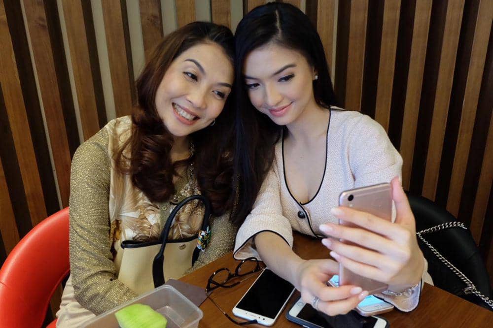Mama Raline memiliki latar keluarga Melayu-Singapura