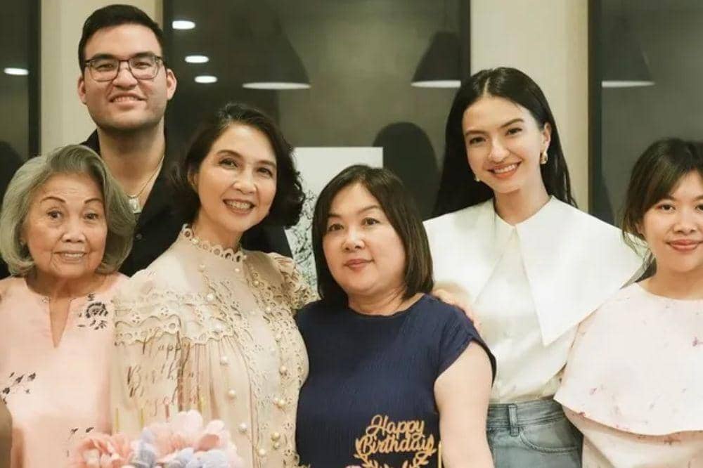 Raline tumbuh dalam keluarga yang dekat dengan pendidikan