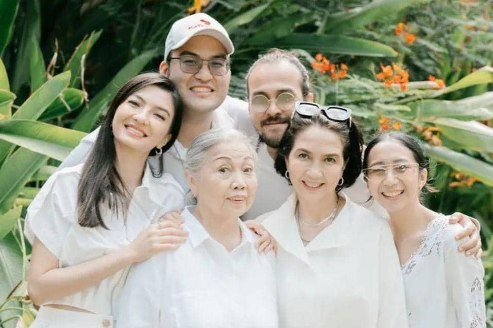 Raline terlihat memiliki hubungan dekat dengan kedua orangtuanya