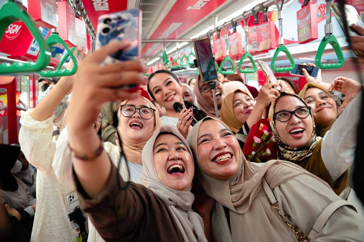 Yura Yunita Bersama Para Bunda di rangkaian KRL