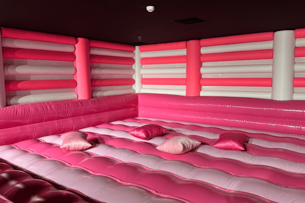 Ruangan Cushion Clash di Dopamine Land