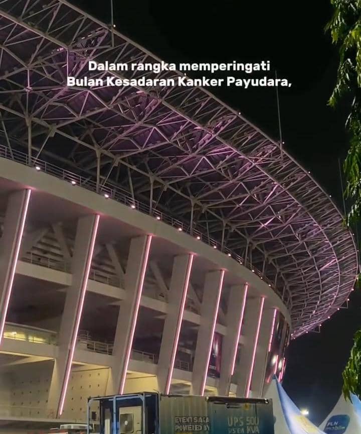 Stadion utama GBK nyalakan lampu pink selama Oktober
