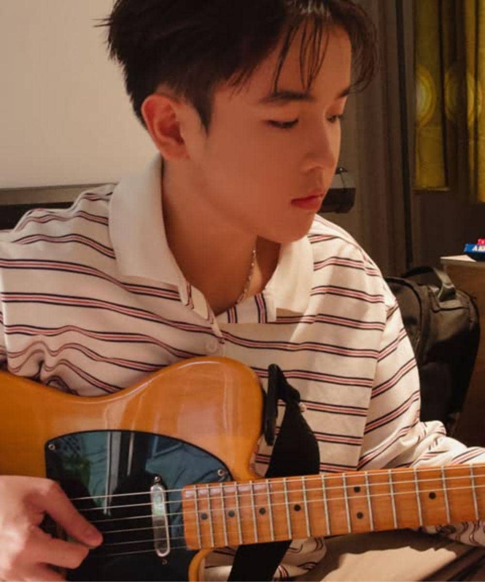 Lagu ini menyoroti hubungan emosional anak dan orangtua