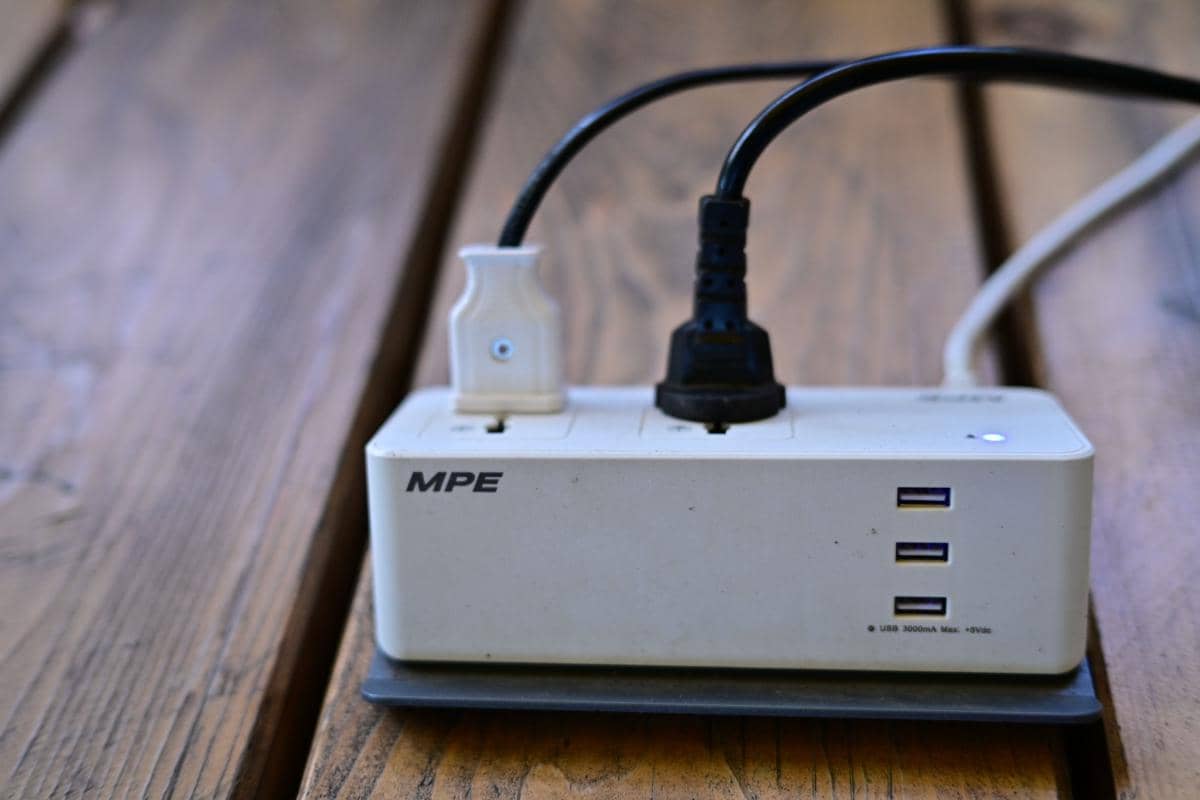 Kabel tercolok di terminal