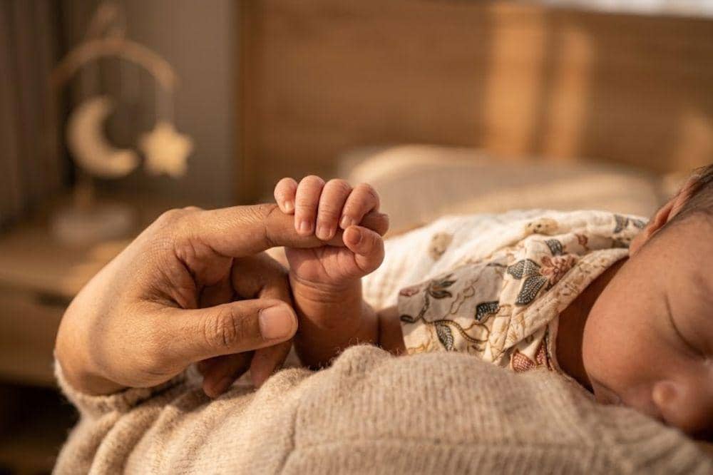Refleks genggam pada bayi menghilang di usia 5-6 bulan
