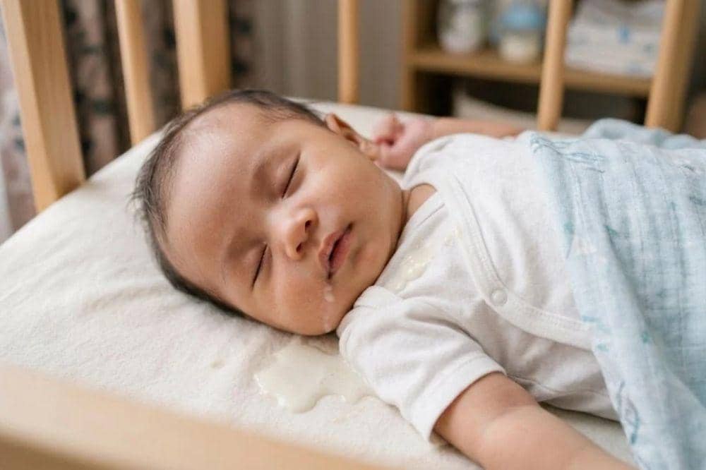 Kenapa Bayi Tiba-Tiba Muntah saat Tidur? Ini Penyebabnya