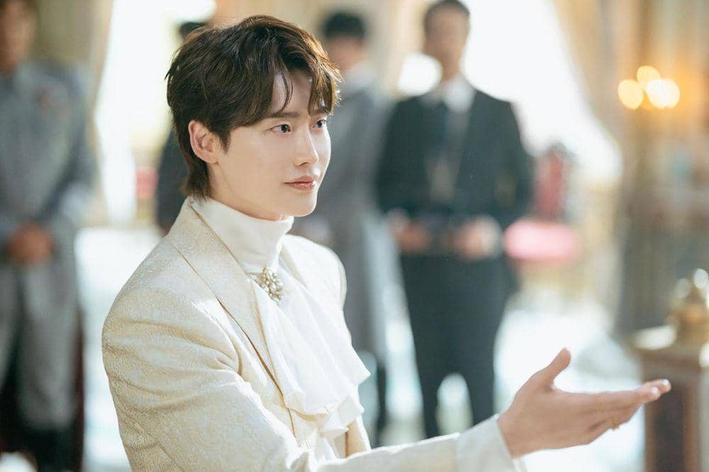 Lee Jong Suk hadir sebagai Prince Heinrey