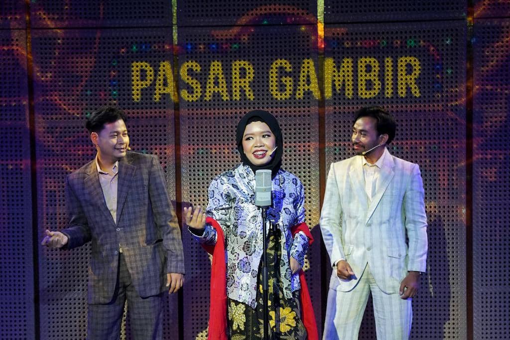 [Foto 5] Orkes Lief Java (Kartolo, Roekiyah, dan Ismail Marzuki) tampil di Pasar Malam Gambir, acara tahunan bergengsi di Batavia saat itu.jpeg