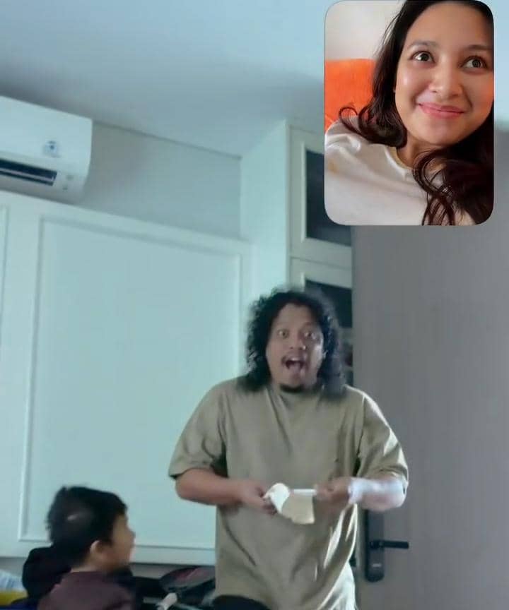 Ekspresi terkejut Arie Kriting saat mengetahui istrinya hamil