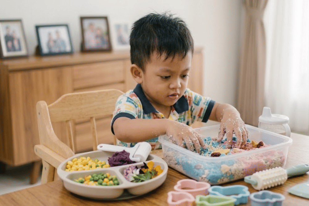 Anak balita melakukan sensory play saat makan