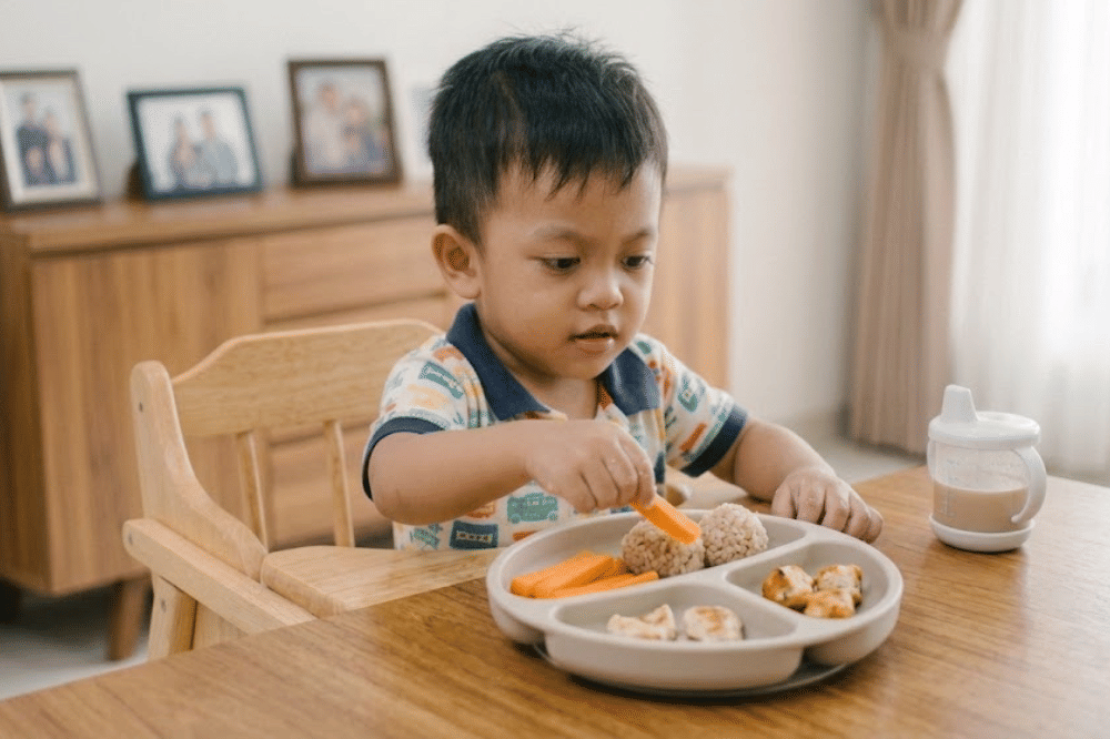 Anak balita mengambil makanannya