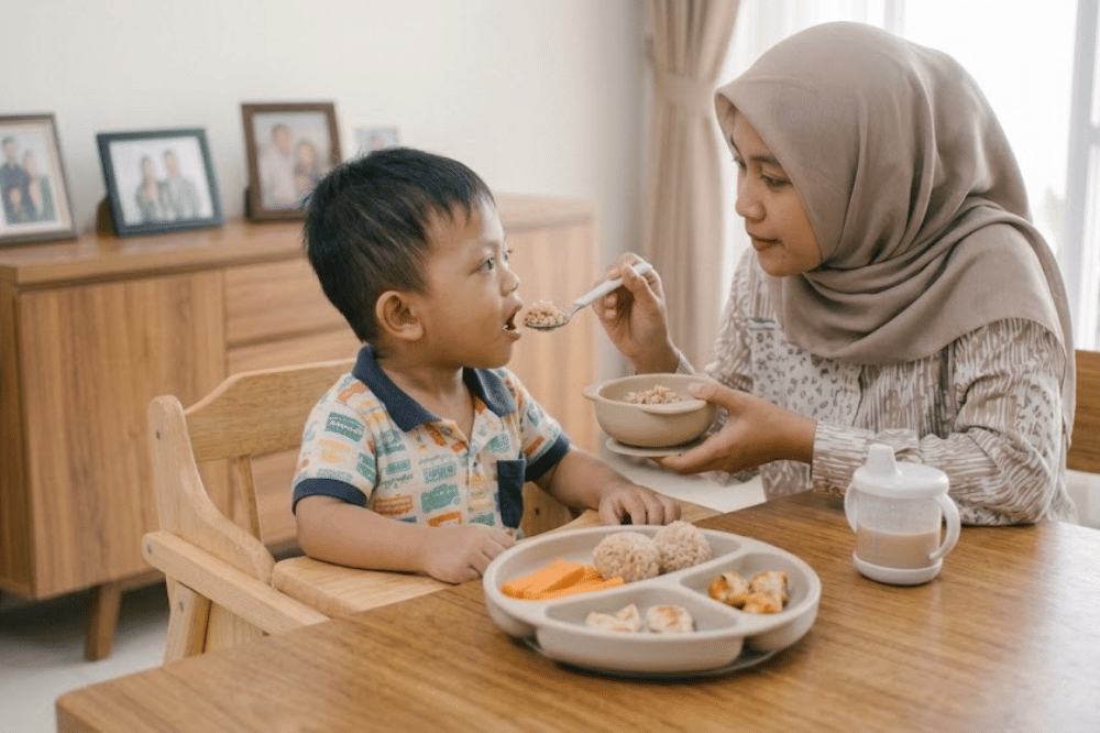 Mama memberikan anaknya makanan