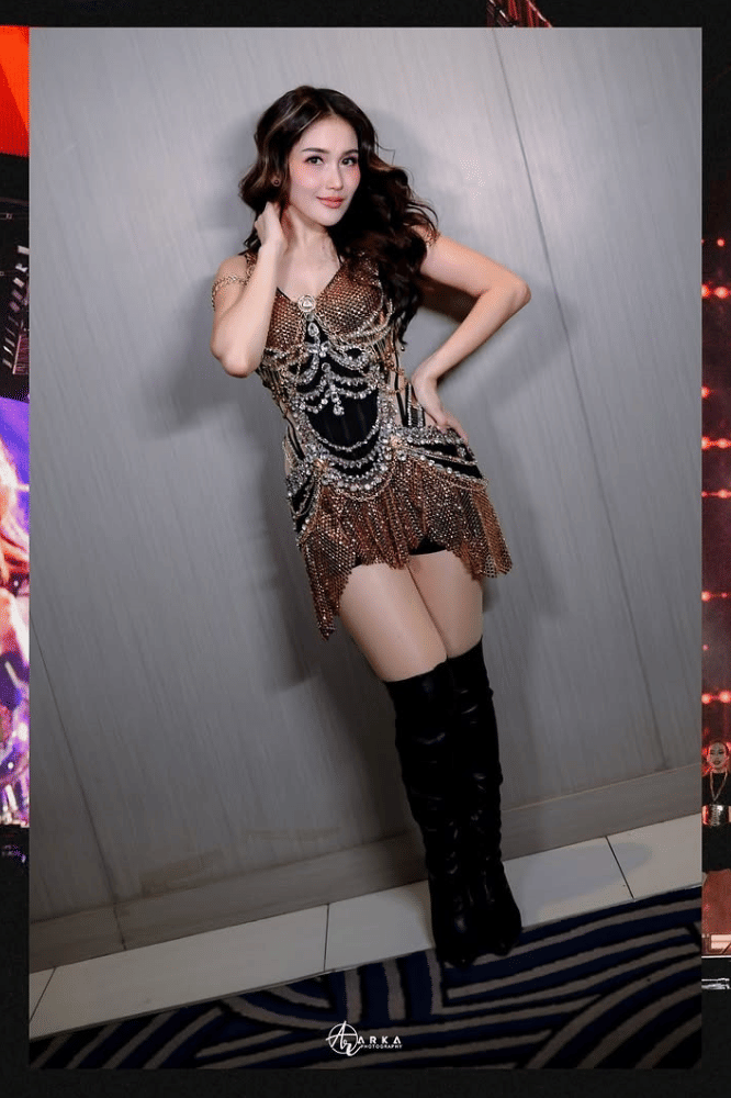 Tampil dengan Mini Dress Beraksen Fringe
