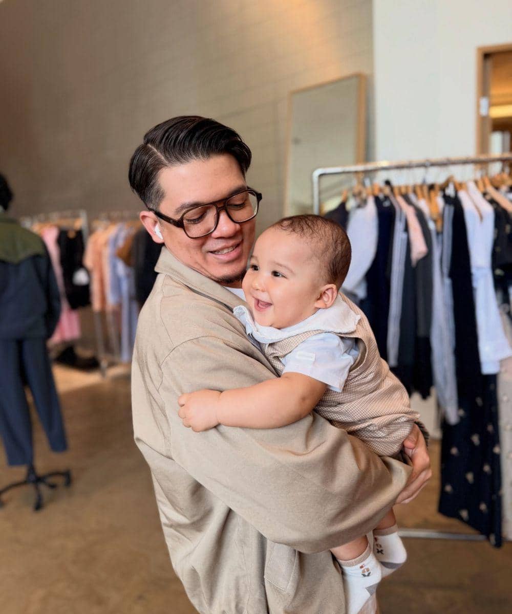 Ekspresi ceria Baby Urwah saat digendong sang papa