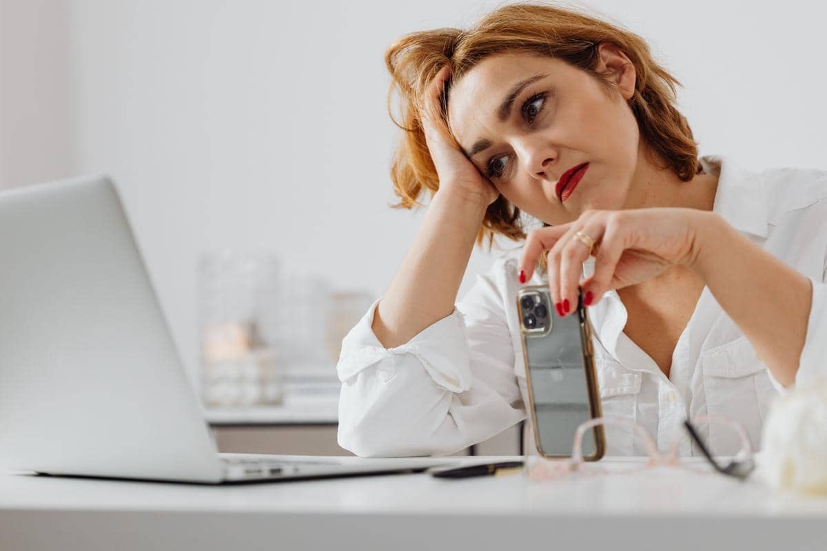 Perasaan harus selalu membalas chat kerja punya istilah tersendiri