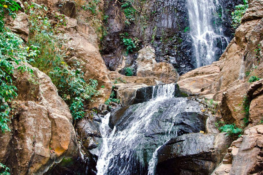 Liburan Keluarga ke Air Terjun? Ini Tips Aman yang Perlu Diperhatikan
