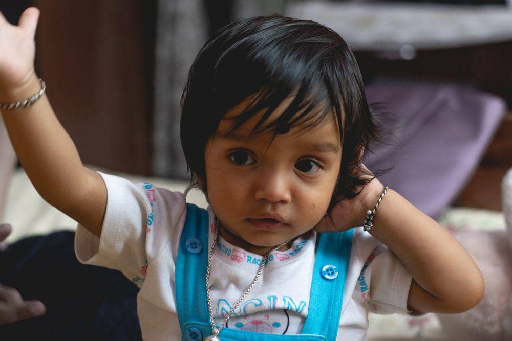 Kenapa bayi suka memukul kepala?