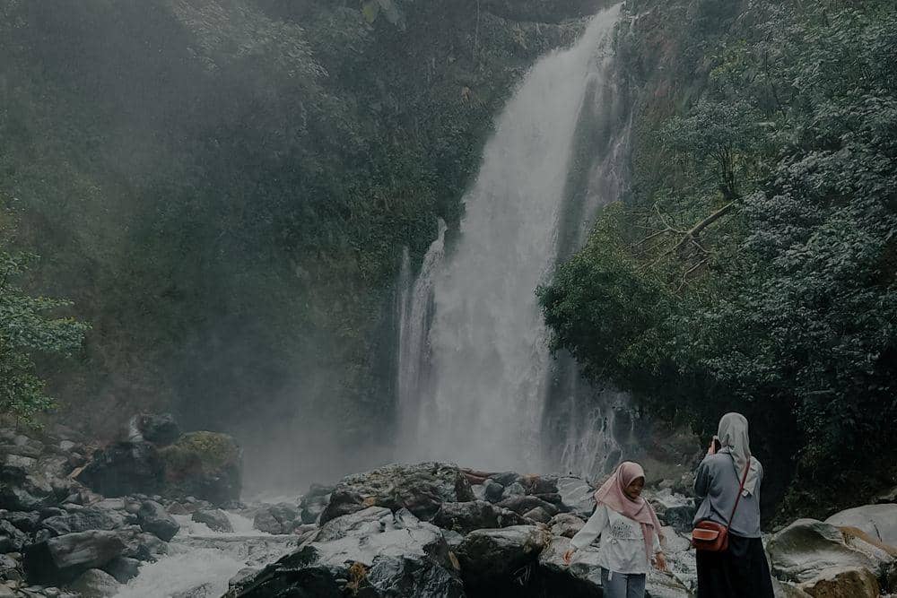 Jangan duduk, bermain, atau berfoto terlalu dekat dengan bibir air terjun