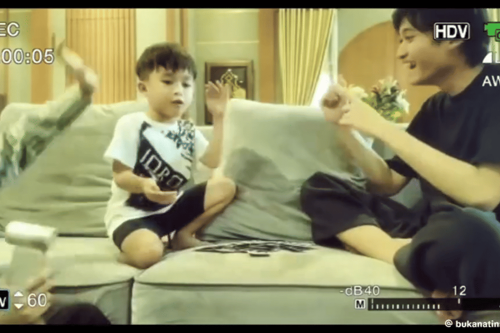 Momen Gemas Azam Bareng Kakak-Kakaknya