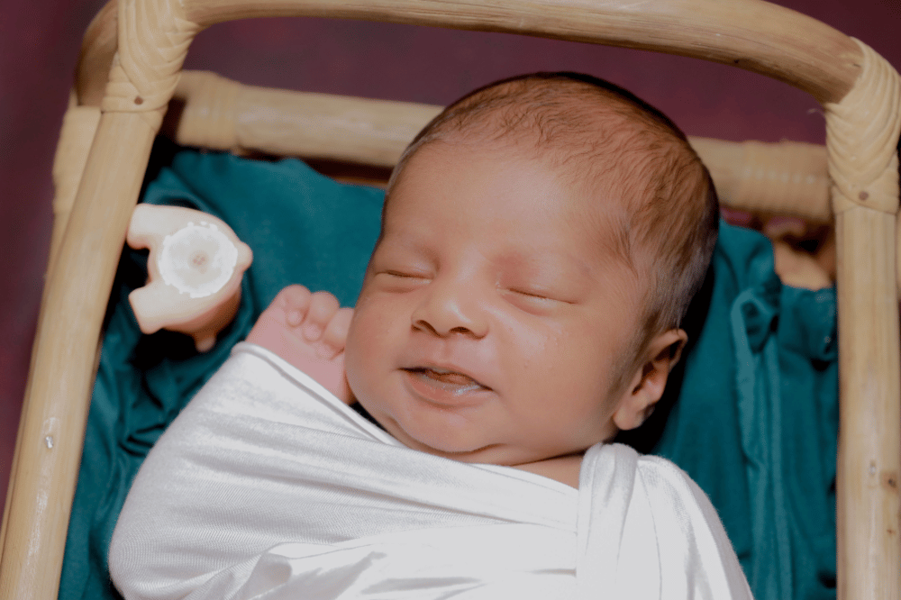 Benarkah bayi tersenyum saat tidur karena digoda makhluk halus?