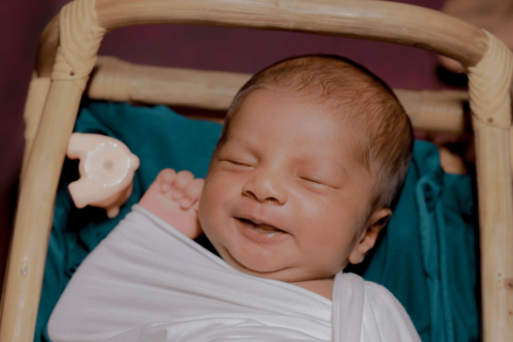 Benarkah bayi tersenyum saat tidur karena digoda makhluk halus?