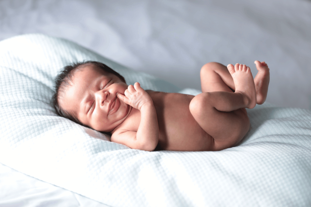 Benarkah bayi tersenyum saat tidur karena digoda makhluk halus?
