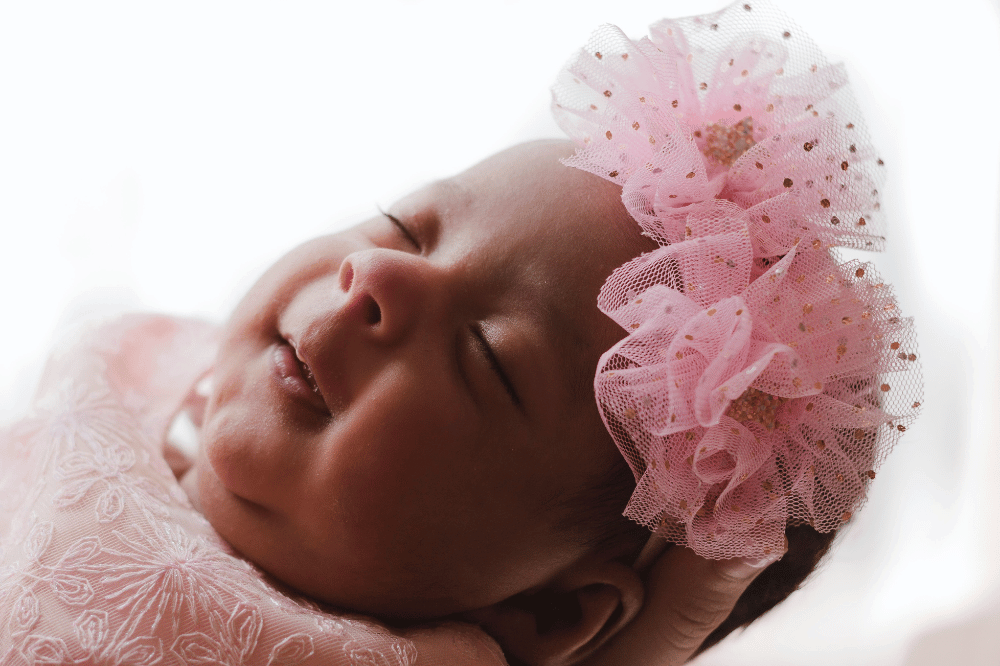 Benarkah bayi tersenyum saat tidur karena digoda makhluk halus?