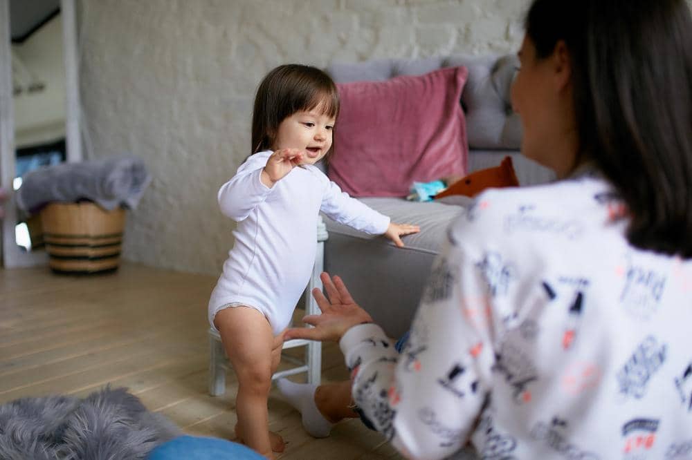 Cara menangani bayi yang suka memukul kepala