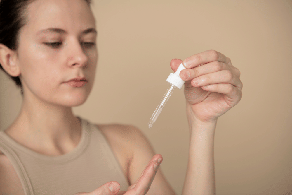 Pilih skincare yang mengandung niacinamide 