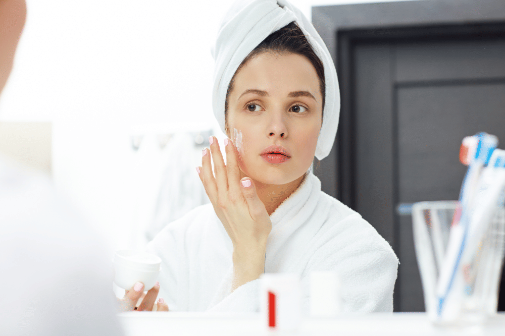 Jaga kelembapan kulit dengan moisturizer 