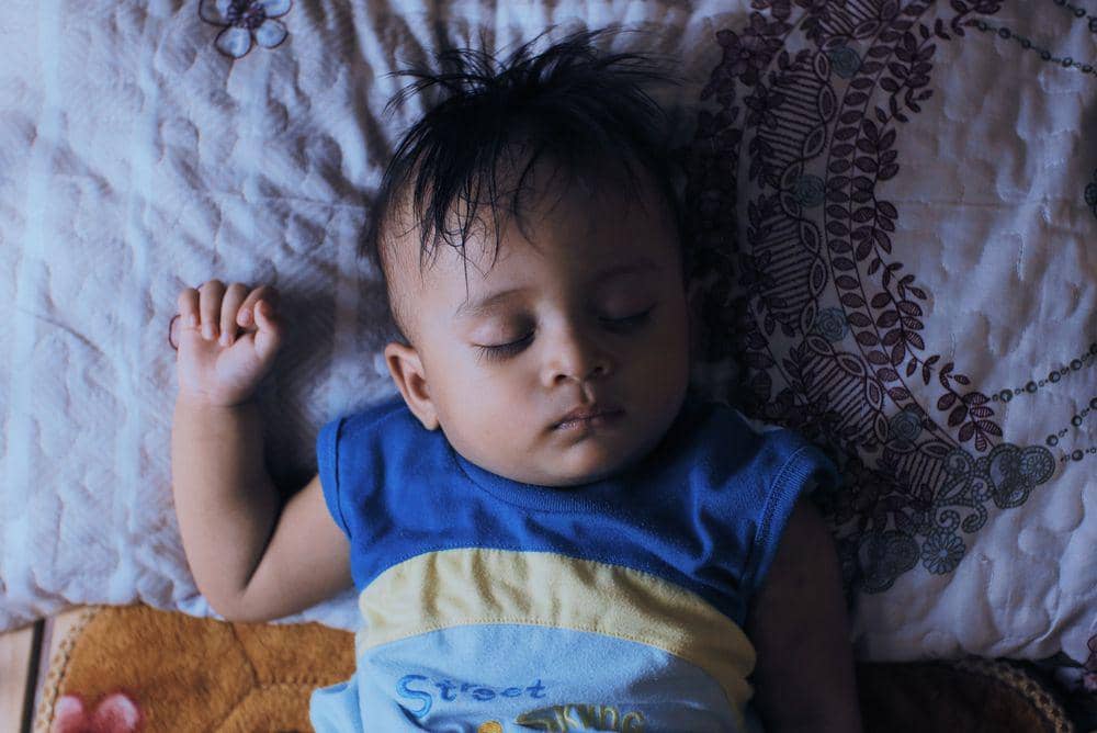 Cara mencegah bayi suka memukul kepala